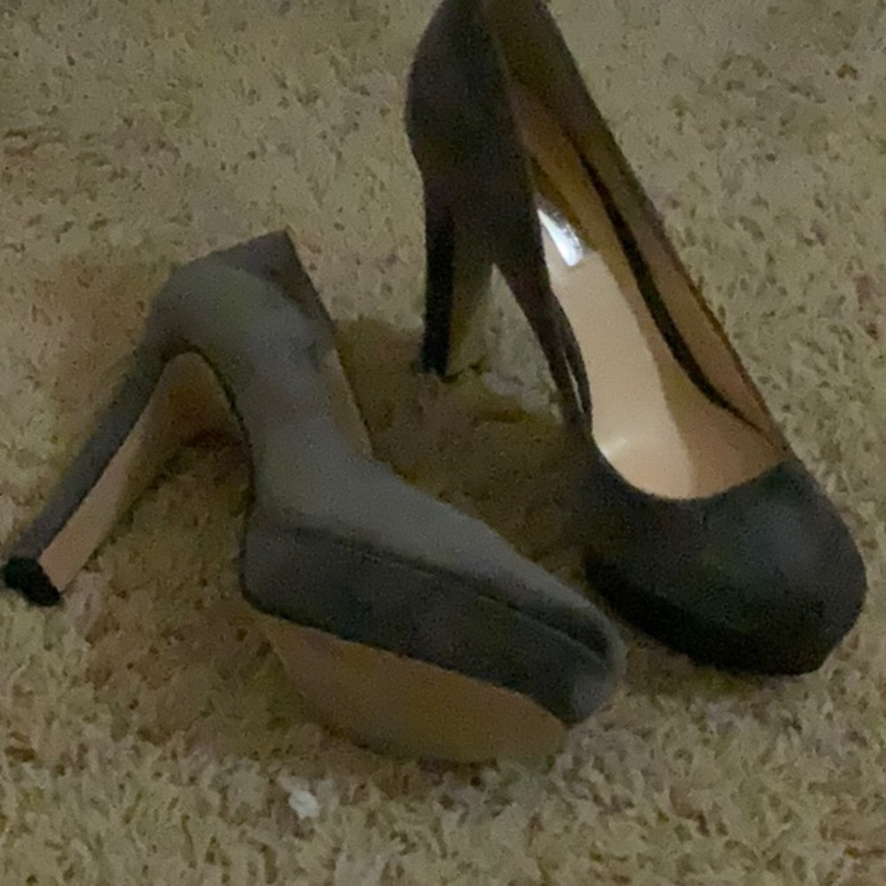 NWOB INC gray velvet heels